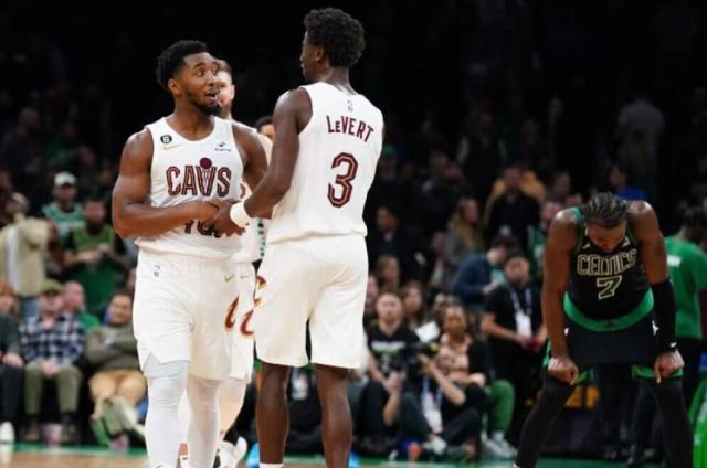 勒韦尔米切尔合砍82分！绿军防守已成提款机