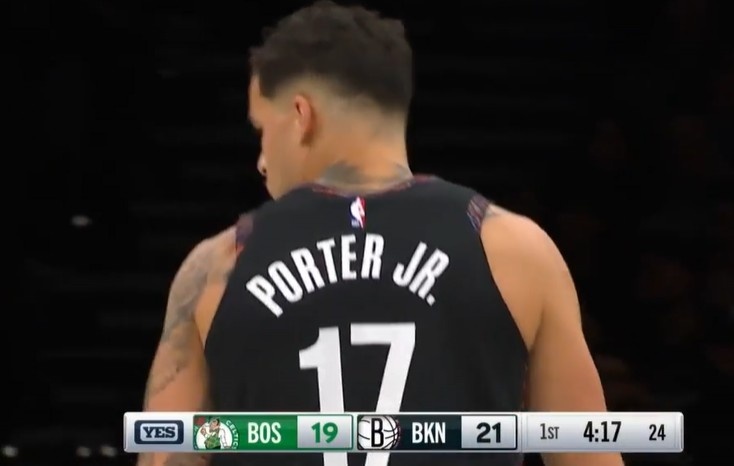 B体育官方入口-真是自信！小迈克尔·波特踩着logo坚决出手 加长三分空心命中！