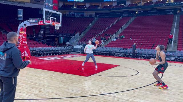 B体育移动平台-火箭榜眼格林崛起背后：库里提建议 苦练提升投篮